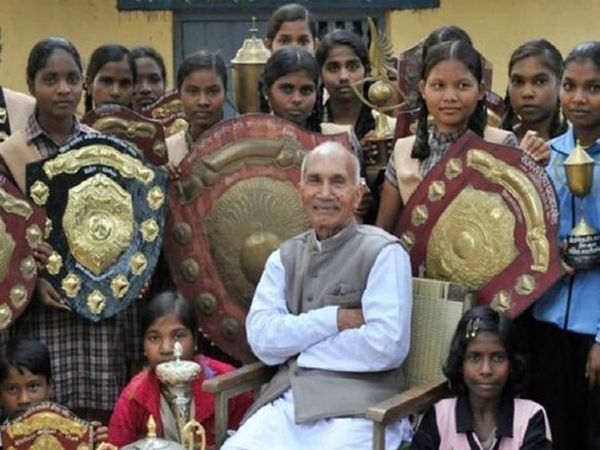 हर साल, सैनी के आश्रम में पढ़ने वाली लड़कियों को खेल और अन्य गतिविधियों में पुरस्कार मिलते हैं।
