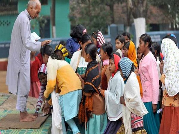 सैनी अपने आश्रम की लड़कियों के प्रशिक्षण, आहार और अन्य जरूरतों का ध्यान रखती हैं। बस्तर के आदिवासी परिवारों द्वारा सैनी का सम्मान किया जाता है।