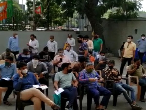 મોટી સંખ્યામાં લોકો ઊમટી પડતા વ્યવસ્થા કરવી પડી.