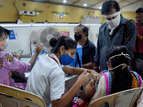 मुंबई में एक निजी टीकाकरण केंद्र पर टीकाकरण को दो दिनों के लिए निलंबित कर दिया गया है। आज यह फिर से शुरू हो गया है।