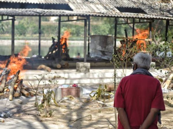 लखनऊ के गोमती घाट पर कब्रिस्तान में तेंदुओं को जलाते हुए