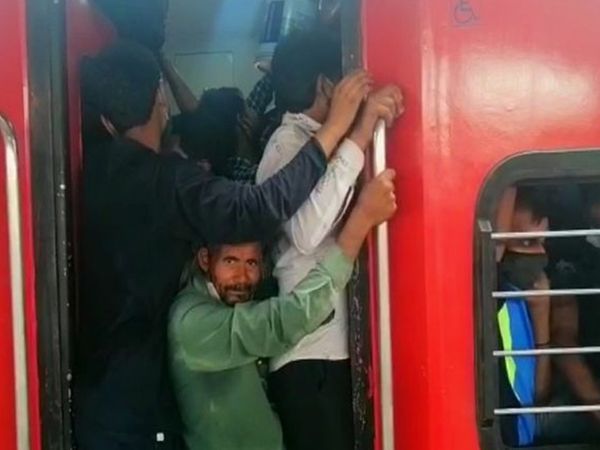 कार्यकर्ता पिछले एक सप्ताह से मुंबई से पलायन कर रहे हैं