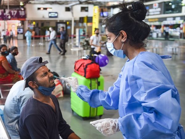 रेलवे स्टेशनों पर कोरोना परीक्षण के लिए यात्रियों का नमूना लिया जा रहा है। फोटो मुंबई के CSMT स्टेशन की है।