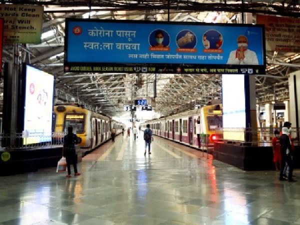 भीड़ को नियंत्रित करने के लिए रेलवे द्वारा सख्ती करने का असर अब देखा जा रहा है। स्टेशनों पर भीड़ नहीं देखी जाती और सामाजिक दूरी भी देखी जाती है।