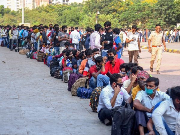 मंगलवार को मुंबई के एलटीटी स्टेशन पर ऐसी भीड़ देखी गई। जैसे-जैसे प्रतिबंध बढ़ते हैं, वैसे-वैसे पर्यटकों का घर लौटता है।