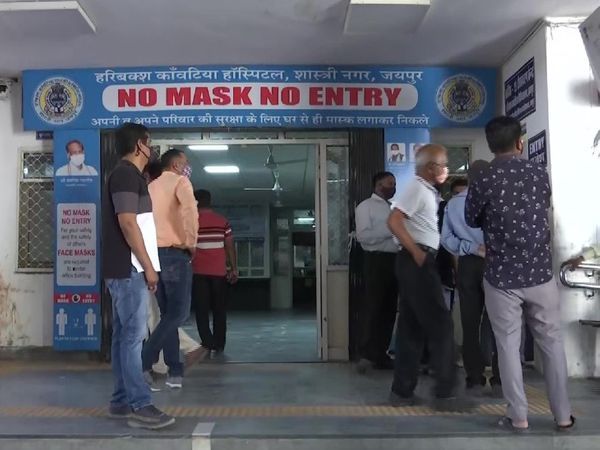 टीकाकरण केंद्र के नोडल अधिकारी ने कहा कि केंद्र में आने वाले टीकों का पूरा रिकॉर्ड है