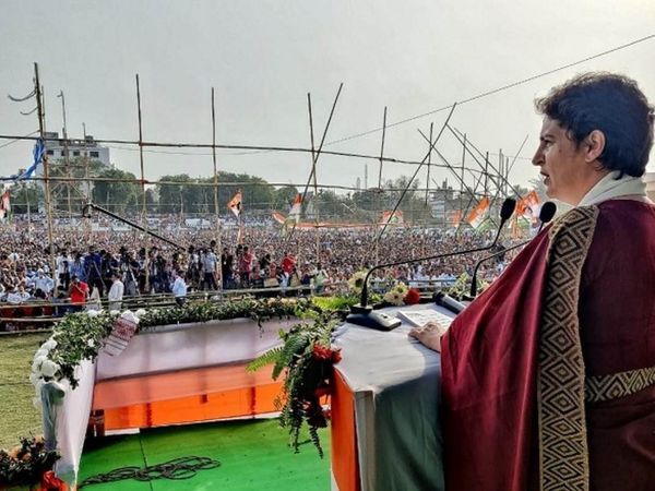 फोटो असम की है। कांग्रेस नेता प्रियंका गांधी यहां एक चुनावी रैली को संबोधित करते हुए। रैली में कोरोना के नियम भी निर्धारित किए गए थे। लोग बिना मास्क के नजर आए।