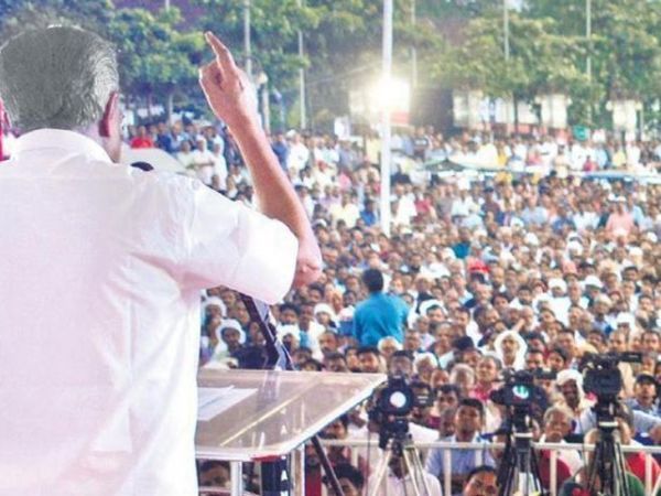केरल में एक जनसभा को संबोधित करते मुख्यमंत्री पिनाराई विजयन। सीएम की रैलियों में भी 90% लोग बिना मास्क के आए थे। खुद सीएम वर्तमान में कोरोना से संक्रमित हैं।