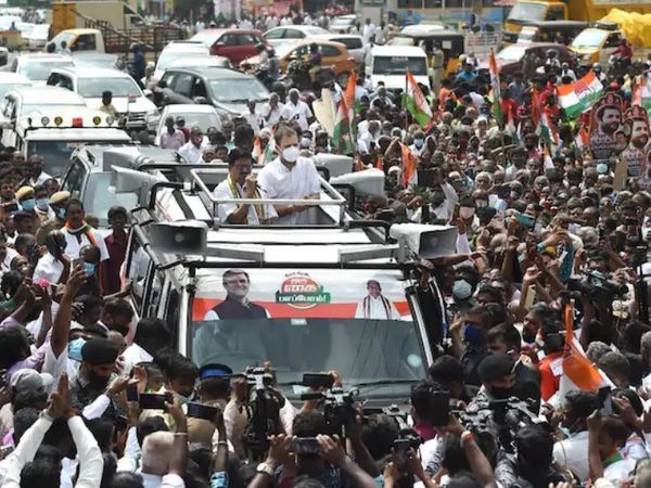 तमिलनाडु के कोयंबटूर में रोड शो के दौरान कांग्रेस नेता राहुल गांधी। राहुल खुद भी मास्क पहने नजर आए, लेकिन ज्यादातर लोग बिना मास्क के उनके साथ चल रहे थे।