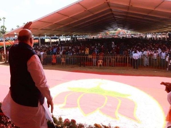 फोटो पुडुचेरी की है। यहां एक रैली को संबोधित करने के लिए गृह मंत्री अमित शाह खुद बिना नकाब के मंच पर देखे गए। रैली में हजारों लोग जमा हुए। ज्यादातर लोग बिना मास्क के देखे गए।
