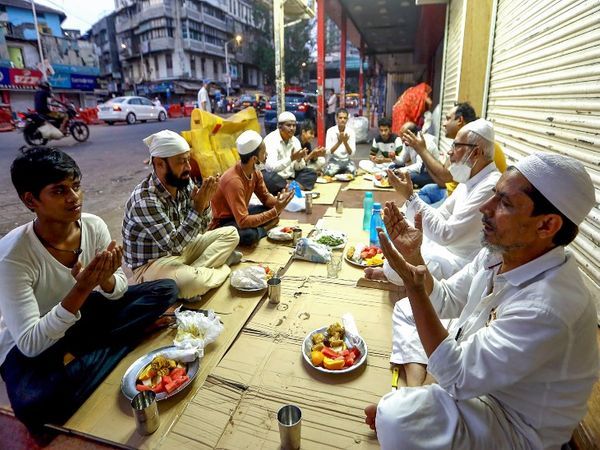 પવિત્ર રમઝાન મહિનાના પહેલા દિવસે મુંબઈમાં કેટલાક લોકોએ રોઝા ખોલ્યા હતા.