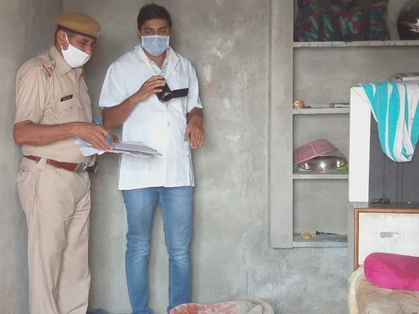 घटनास्थल की जांच करती पुलिस टीम