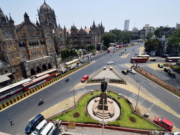 मुंबई के छत्रपति शिवाजी महाराज टर्मिनस के बाहर की सड़क चिकनी है। इस सड़क पर सामान्य दिनों में देर रात तक भी भारी यातायात होता है।