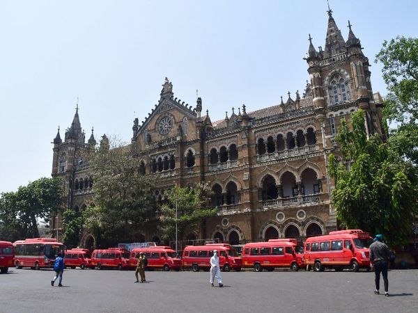 मुंबई के सीएसटी बस स्टैंड पर लॉकडाउन के बीच खड़ी बसें।