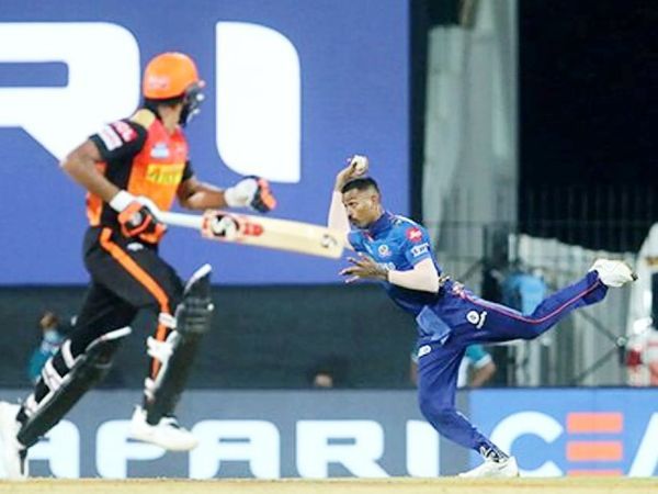 हार्दिक पांड्या ने हैदराबाद के कप्तान डेविड वार्नर और अब्दुल समद को रन आउट किया।