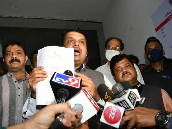 थाने से बाहर आने के बाद मीडिया से बात करते देवेंद्र फडणवीस।