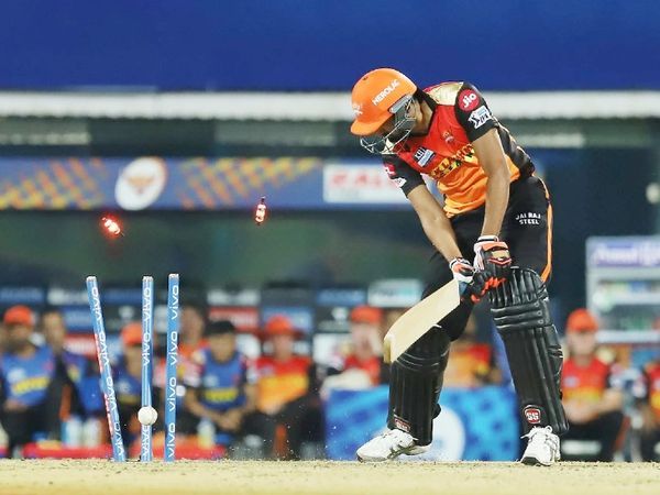 हैदराबाद का आखिरी विकेट खलील अहमद की तरह गिरा। ट्रेंट बोल्ट ने इसे बोल्ड किया।