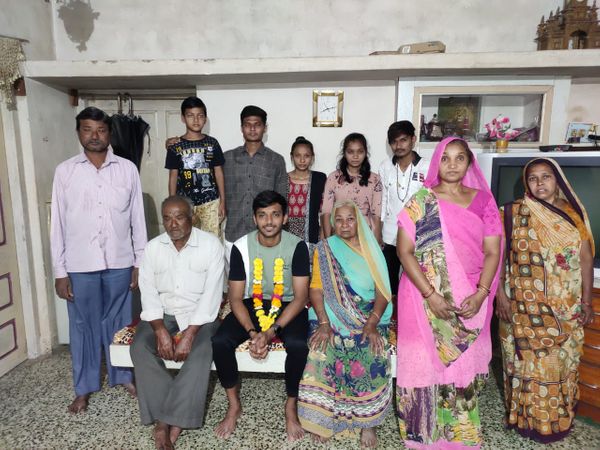 चेतन सकारिया की पारिवारिक तस्वीर।