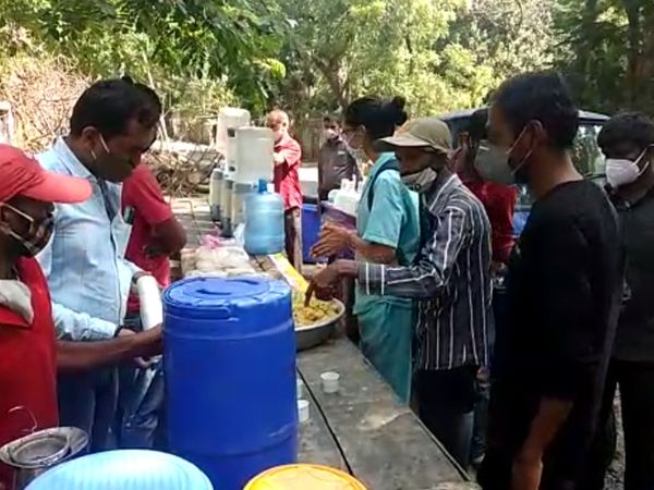 मरीजों और उनके रिश्तेदारों के लिए एक स्टाल लगाया गया है।