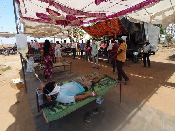 महाराष्ट्र-गुजरात सीमा के साथ दर्जनों गाँवों में टाइफाइड फैल गया है। सैकड़ों लोगों का इलाज चल रहा है और अभी भी मरीज आना बंद नहीं कर रहे हैं।