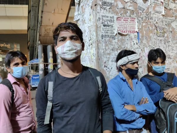 तालाबंदी की घोषणा के तुरंत बाद, यूपी-बिहार कार्यकर्ताओं ने बस, रेलवे स्टेशन के लिए पैक किया और सीधे चले गए।