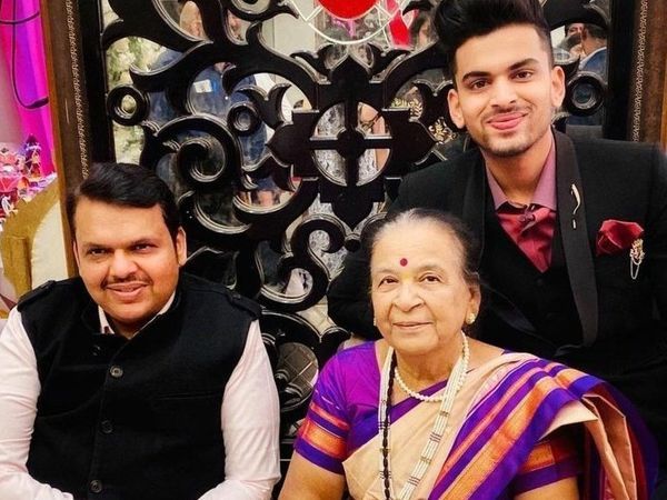 तन्मय (काले सूट में) देवेंद्र फड़नवीस के चचेरे भाई अभिजीत फड़नवीस के बेटे और पूर्व मंत्री शोभा फड़नवीस के पोते हैं।