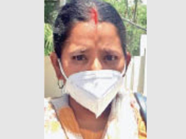 यह पूजा विश्वकर्मा है। उसने परिवार के तीन सदस्यों को एक साथ खो दिया है।