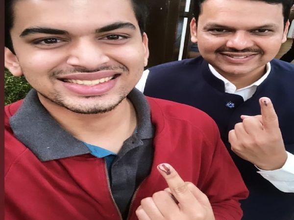 तन्मय और देवेंद्र फड़नवीस की यह तस्वीर विधानसभा चुनाव में मतदान के बाद की है।