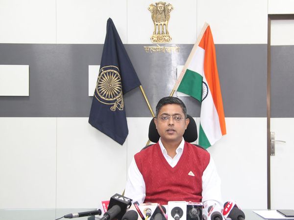 રવિશંકર, કલેક્ટર, જામનગર.