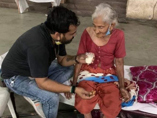 પરિવારના સભ્યોની જેમ દાદીની સેન્ટરમાં સારવાર કરવામાં આવી હતી.