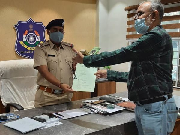 राजकोट कांग्रेस ने विभिन्न पुलिस स्टेशनों में आवेदन किया।