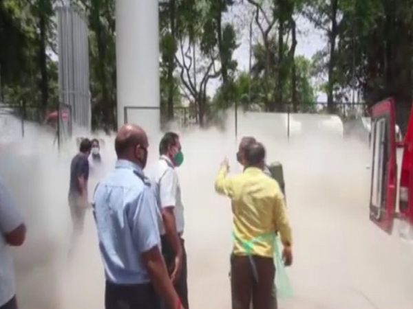 ऑक्सीजन टैंक के सप्लाई पाइप में रिसाव हो रहा था। मरम्मत में लगभग आधा घंटा लगा।