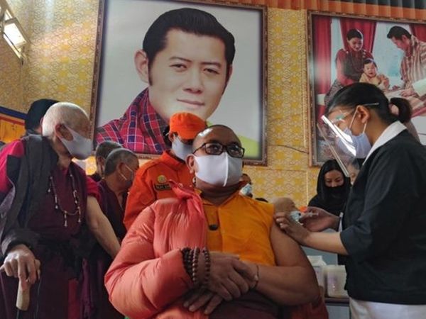 यह तस्वीर भूटान की है। ज्यादातर लोगों को यहां वैक्सीन की दोनों खुराक दी गई है।