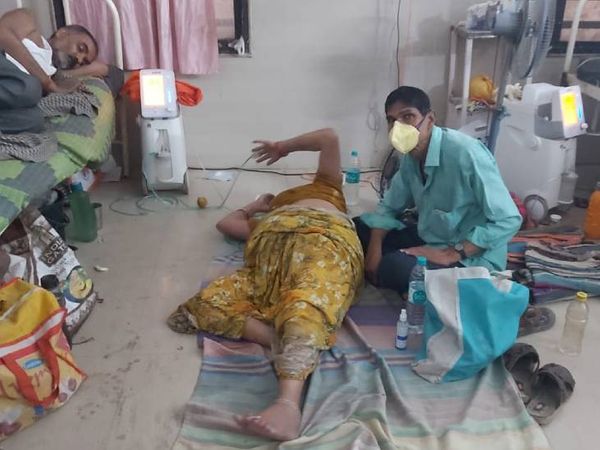 दमोह अस्पताल में कोरोना के मरीजों का इलाज जमीन पर लेटकर किया जाता है।