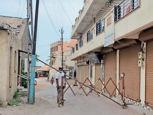 મોટા ભાગના વિસ્તારો સતત 7થી 10 દિવસ સુધી સ્વૈચ્છિક લોકડાઉન રાખી રહ્યા છે.