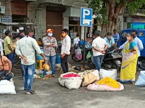 પાલિકાની કાર્યવાહીને લઇને કેટલાક વેપારીઓમાં નારાજગી જોવા મળી હતી