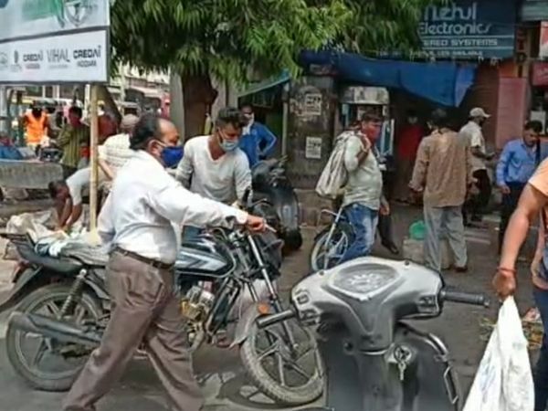 ફૂલ બજાર બંધ કરાતા વેપારીઓએ રસ્તા ઉપર ફૂલના પથારા માંડ્યા હતા
