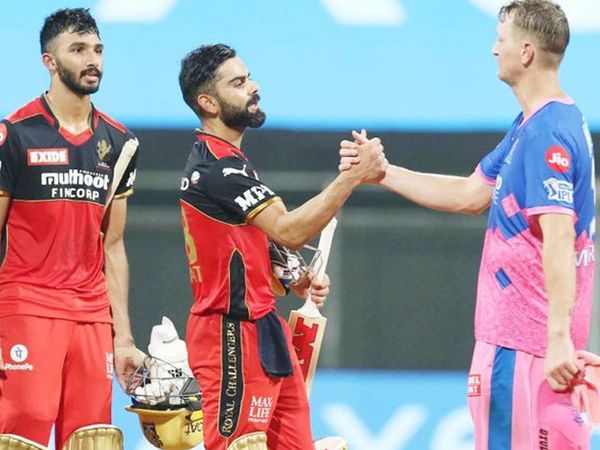 मैच जीतने के बाद विराट कोहली ने RR के गेंदबाज क्रिस मॉरिस से हाथ मिलाया। मॉरिस पिछले सीजन में आरसीबी टीम का हिस्सा थे।