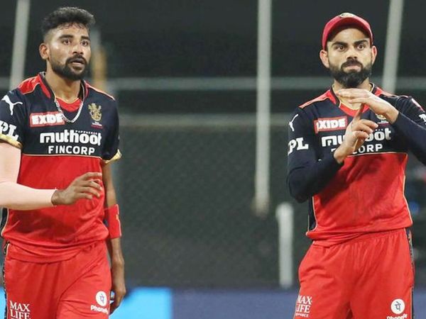सिराज की यॉर्कर डेविड मिलर के बूट में फिसल गई। ऑनफील्ड साम्राज्य ने इसे नॉट आउट घोषित किया। इसलिए कोहली ने DRS लिया, जिसमें ऑनफील्ड अंपायर ने फैसले को उलट दिया क्योंकि गेंद स्टंप्स पर लगी और डेविड मिलर को आउट घोषित कर दिया।