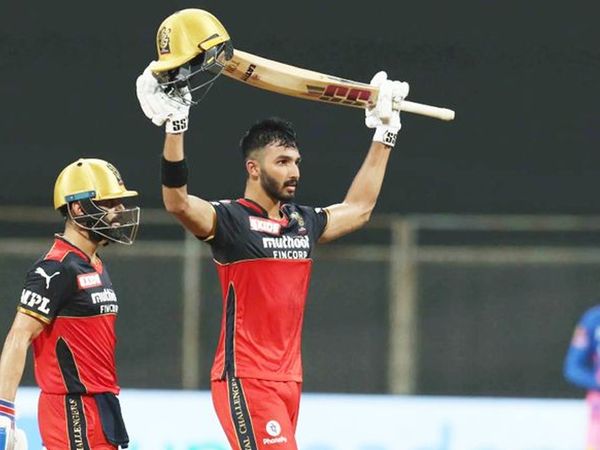 कोहली और पैडीकल ने 181 रनों की शुरुआती साझेदारी के साथ मैच जीता। यह RCB की सबसे बड़ी ओपनिंग साझेदारी है। इससे पहले यह रिकॉर्ड क्रिस गेल और तिलकरत्ने दिलशान (167 रन) के पास था।