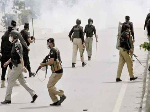 पाकिस्तानी पुलिस ने तहरीक-ए-लुबक के कई कार्यकर्ताओं को गिरफ्तार किया, लेकिन सरकार के इशारे पर उन्हें रिहा कर दिया।