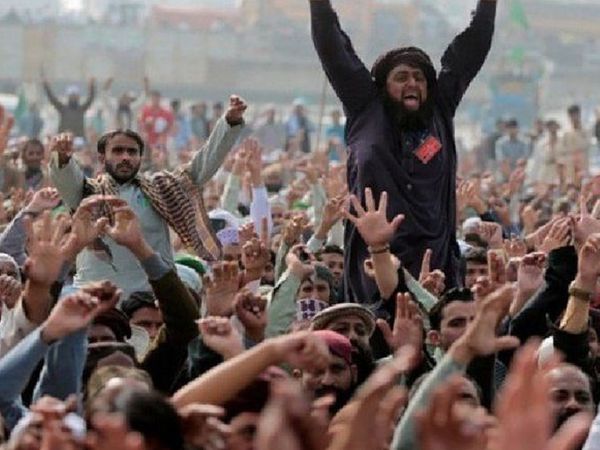 हिंसक प्रदर्शन के दौरान तहरीक-ए-लब्बैक (टीएलपी) के प्रमुख साद रिज़वी। ये लोग पाकिस्तान से फ्रांस के राजदूत को हटाने की मांग कर रहे हैं।