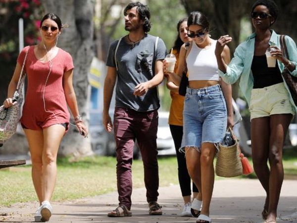 फोटो इजरायल की है। यहां के लोगों को अब मास्क पहनने से हटा दिया गया है। संक्रमण के मामलों में भी लगातार गिरावट आई है।