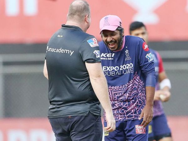 टॉस से पहले राजस्थान टीम के निदेशक कुमार संगकारा काफी सुकून के मूड में दिखे।