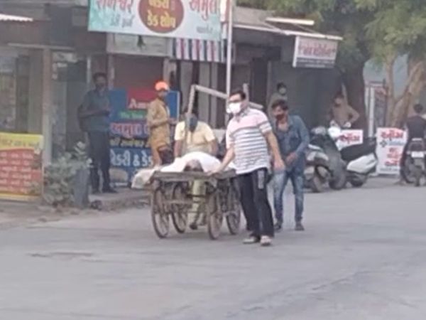 અન્ય વાહન ન મળતા રેકડી પર વૃદ્ધાને હોસ્પિટલ ખસેડાયા.