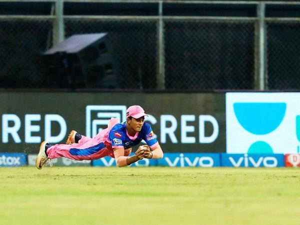 सफल जायसवाल ने शानदार कैच लपका और सुनील नारायण को मात्र 6 रन पर पवेलियन का रास्ता दिखा दिया।