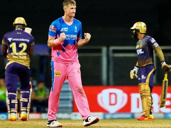क्रिस मॉरिस ने 4 विकेट लिए। उन्होंने 18 वें ओवर में आंद्रे रसेल और दिनेश कार्तिक को आउट किया। फिर 20 वें ओवर में पैट कमिंस और शिवम मावी को पवेलियन भेजा गया।
