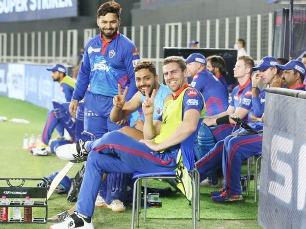 मैच के दौरान जीत के संकेत देते हुए अवेश खान और एरिक नोरखिया।