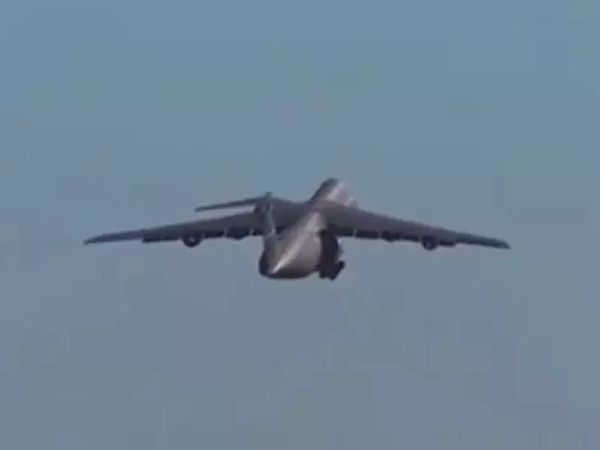 अमेरिकी विमान ऑक्सीजन सिलेंडर, रेगुलेटर, रैपिड डायग्नोस्टिक किट, N95 मास्क और पल्स ऑक्सीमीटर ले जा रहे हैं।
