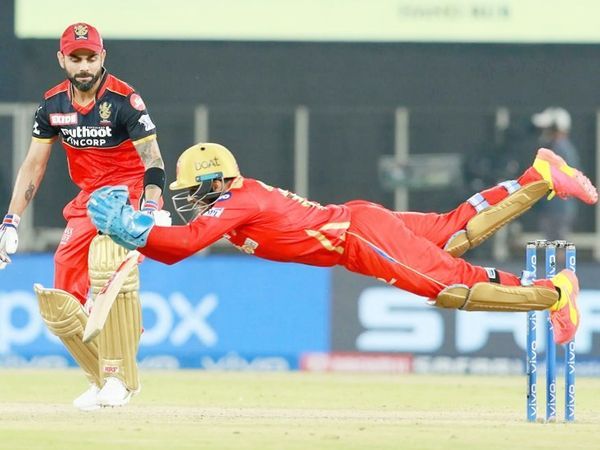 पंजाब के विकेटकीपर प्रभासिम्र सिंह ने गेंद को पकड़ने के लिए हवा में गोता लगाया।